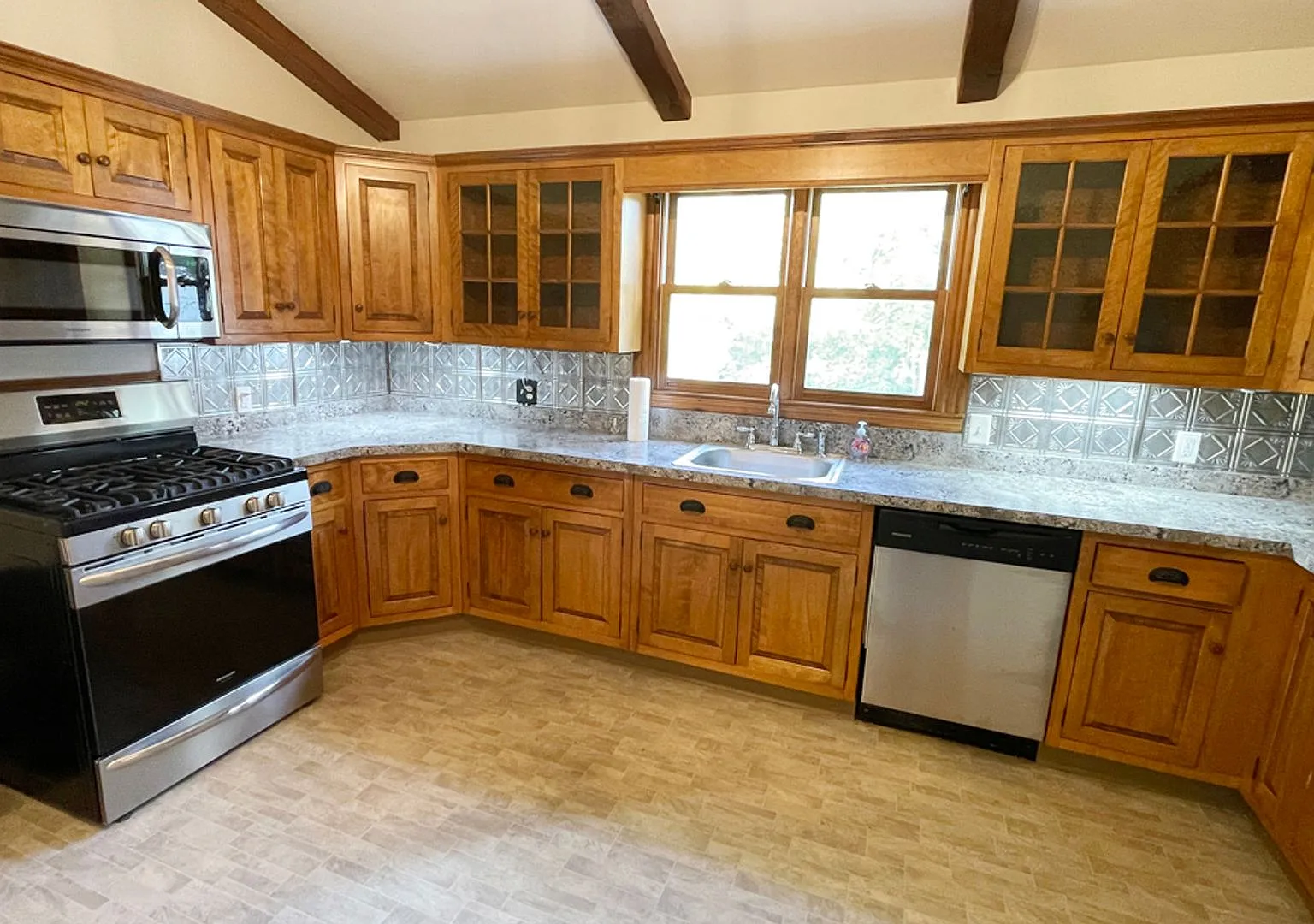 Gorgeous 3BR 1 Bathroom in Leominster - HOT — Photo 1