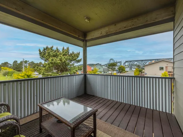 155 SW 27th St, Newport, OR 97365