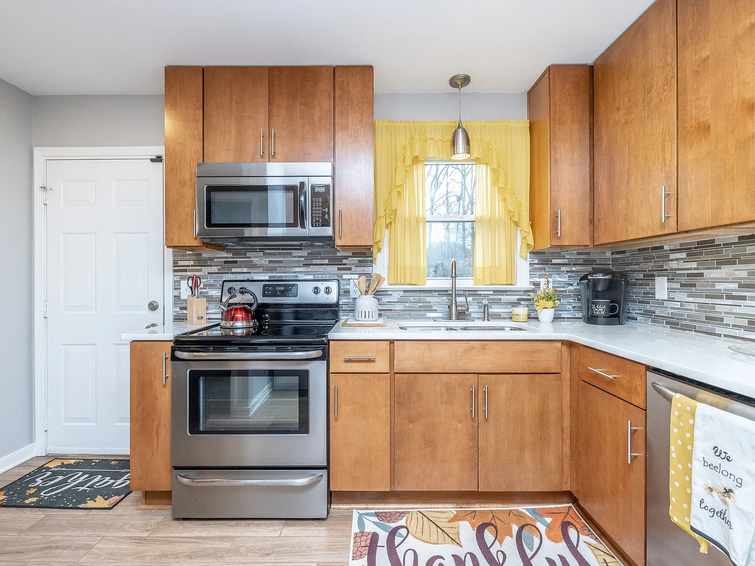 3 bed, 1.5 bath, 1400 sqft, $880 — Photo 2