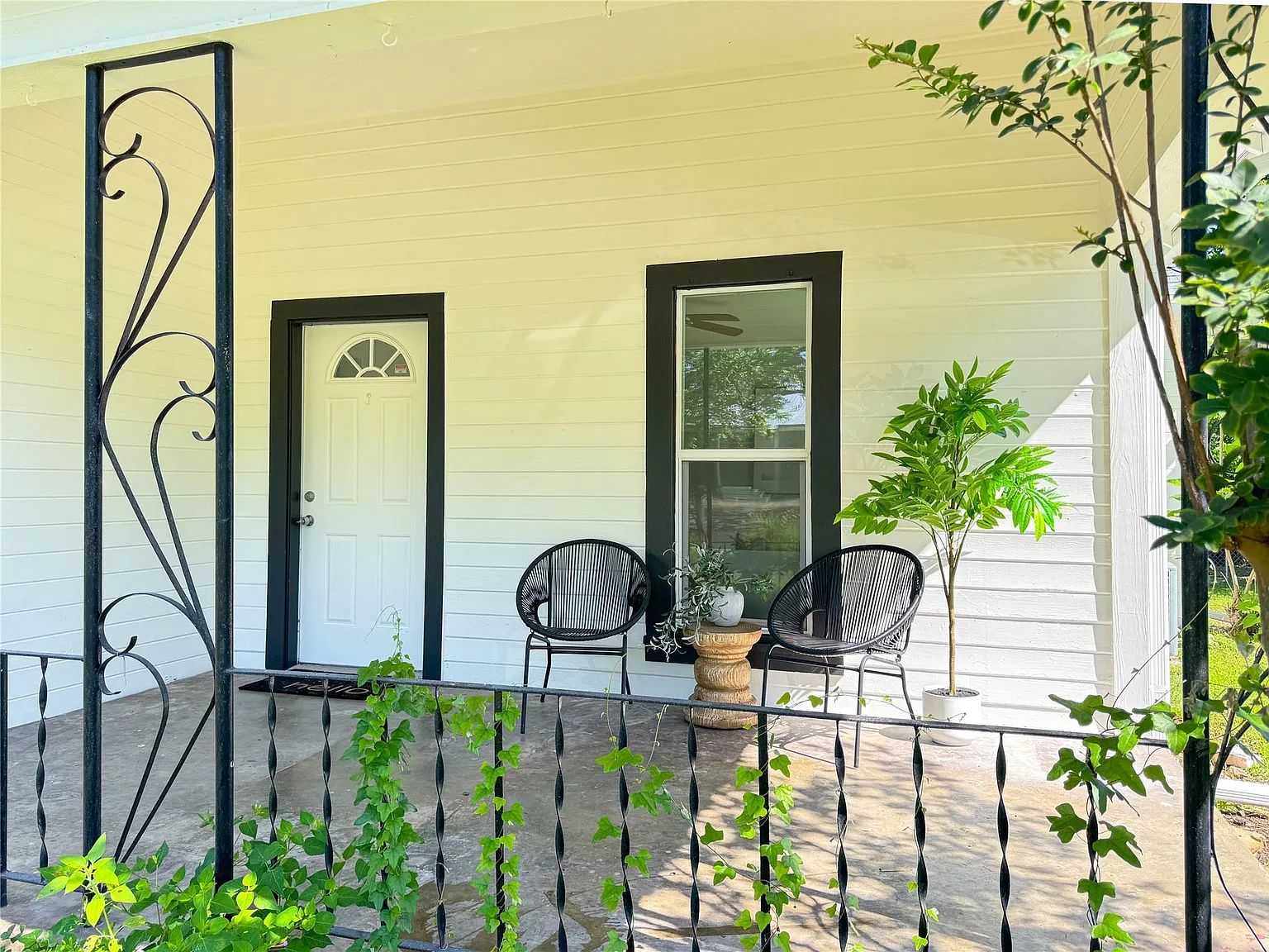 3 bed, 2.0 bath, 1326 sqft, $2,000 — Photo 2