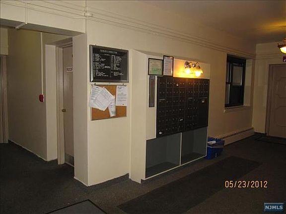 4th image of 2365 Hudson Ter Unit 2-2C
