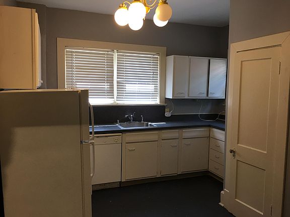 3rd image of 300 W Maxwell St Unit 1