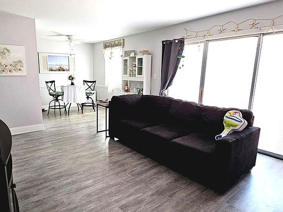 2nd image of 905 Palm Springs Blvd APT A