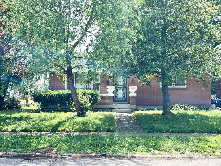 2400 Burwell Ave — Photo 1