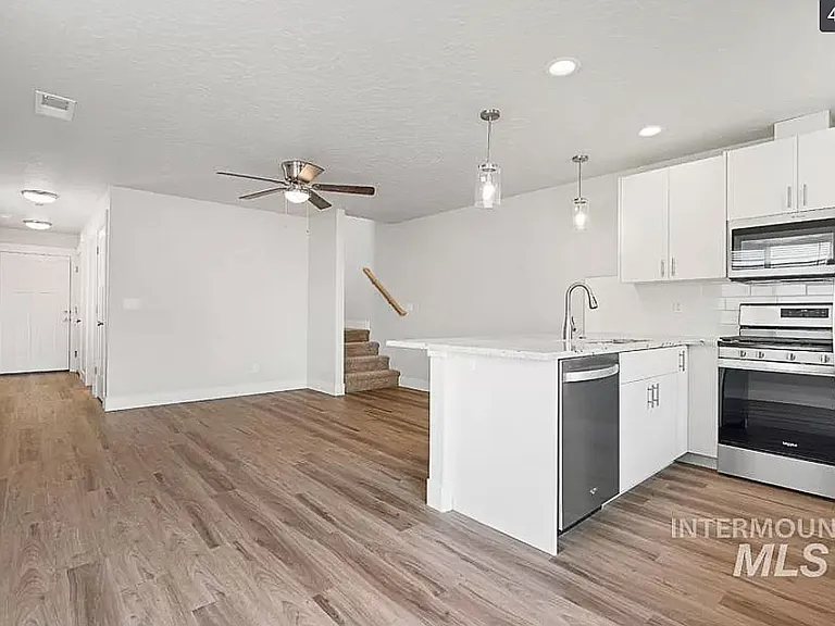 118 Holly Ave #B — Photo 2