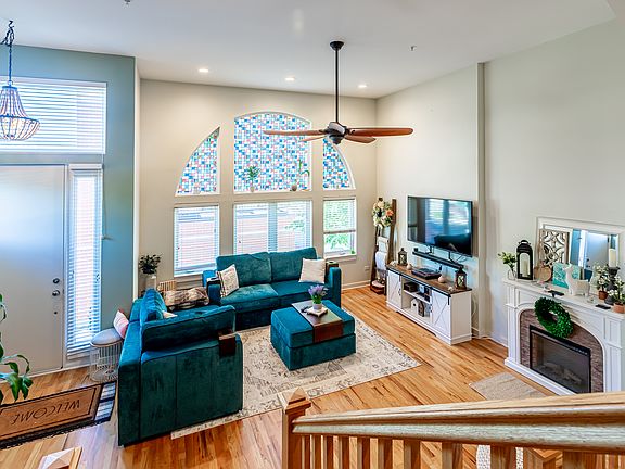 3rd image of 1136 E Prairie Ave