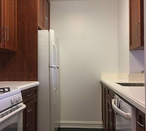 2nd image of 400 E 71st St APT 6G