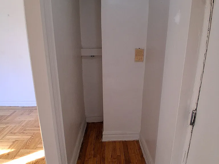 438 52nd St #B10 — Photo 4