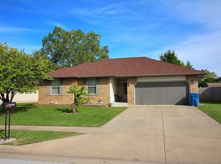 1112 N Hutchinson Ave, Springfield, MO 65803