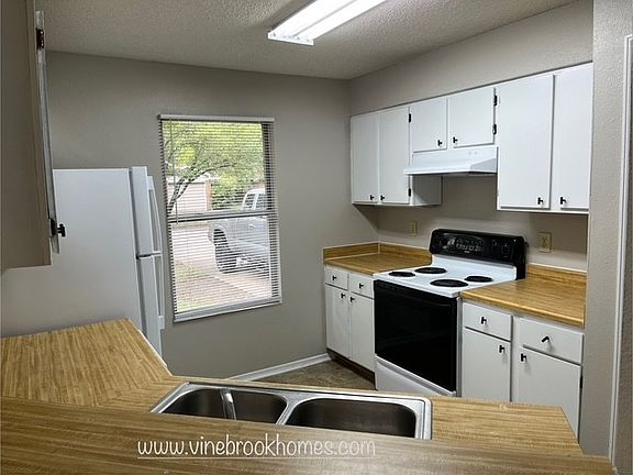 5th image of 102 Barrow Ct