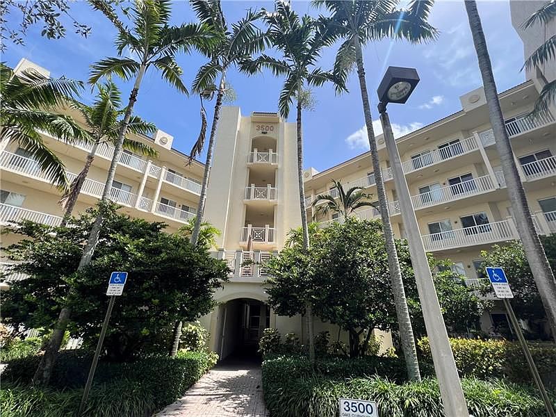 1st image of 3500 Oaks Clubhouse Dr APT 210