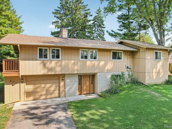 672 Decker Rd, Walled Lake, MI 48390