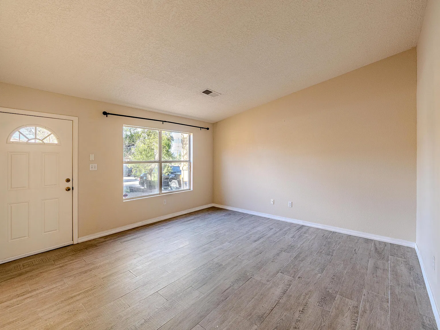 3 bed, 2.0 bath, 1340 sqft, $2,000 — Photo 3