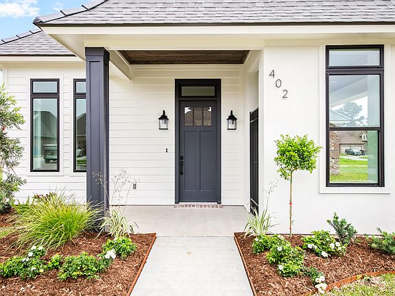 3rd image of 402 Dunvegan Ct