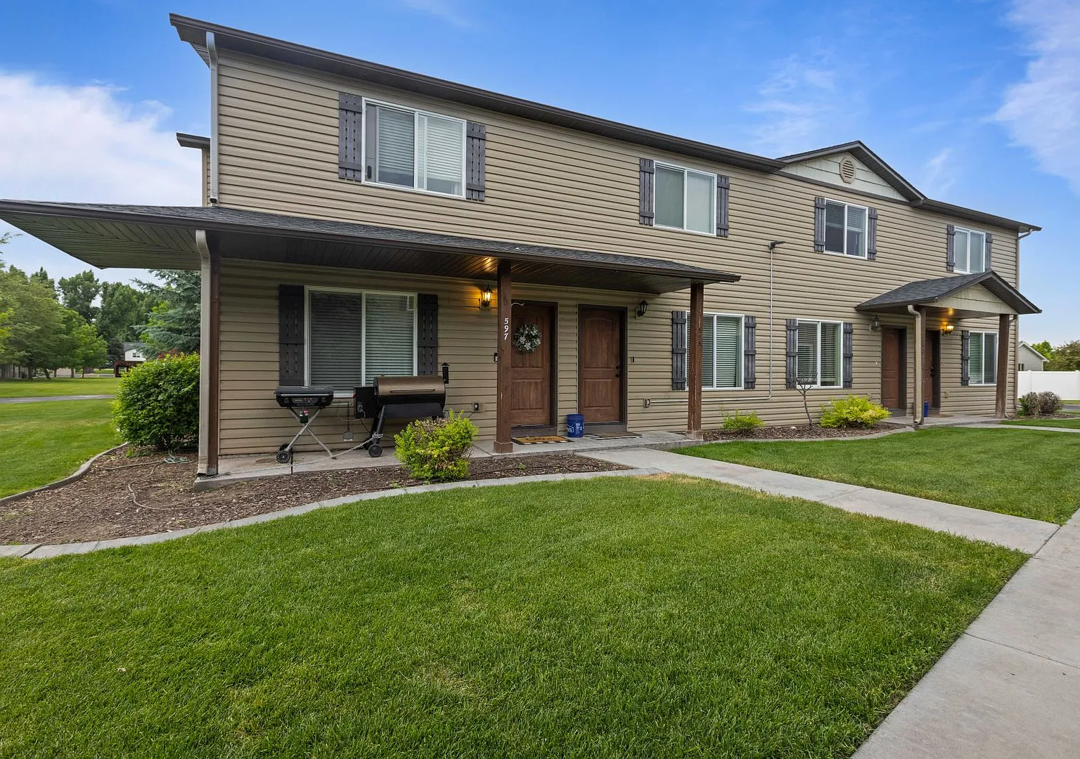 Darling 2 Bed 1.5 Bath Townhome In Rexburg With Internet Included! — Photo 1