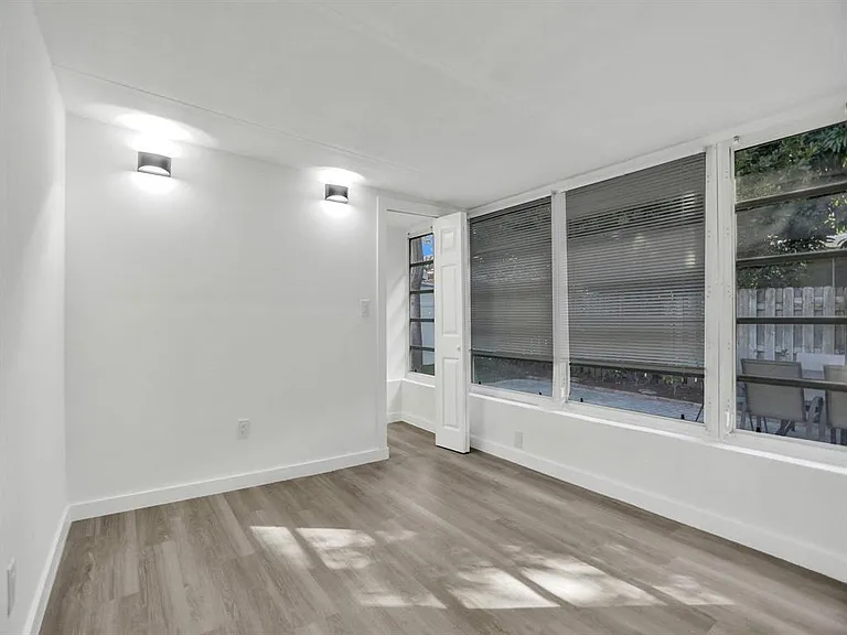 708 NE 24th Ave — Photo 19