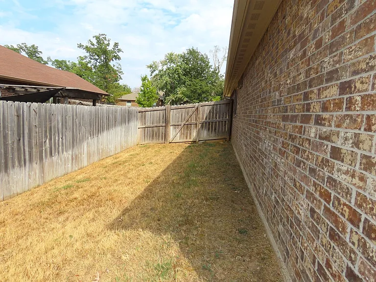 414 Asher — Photo 35