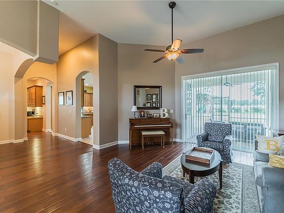 4th image of 948 Classic View Dr