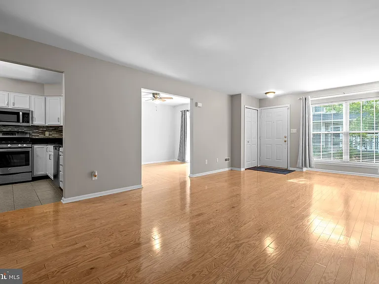 3906 Grenwich Ln — Photo 6