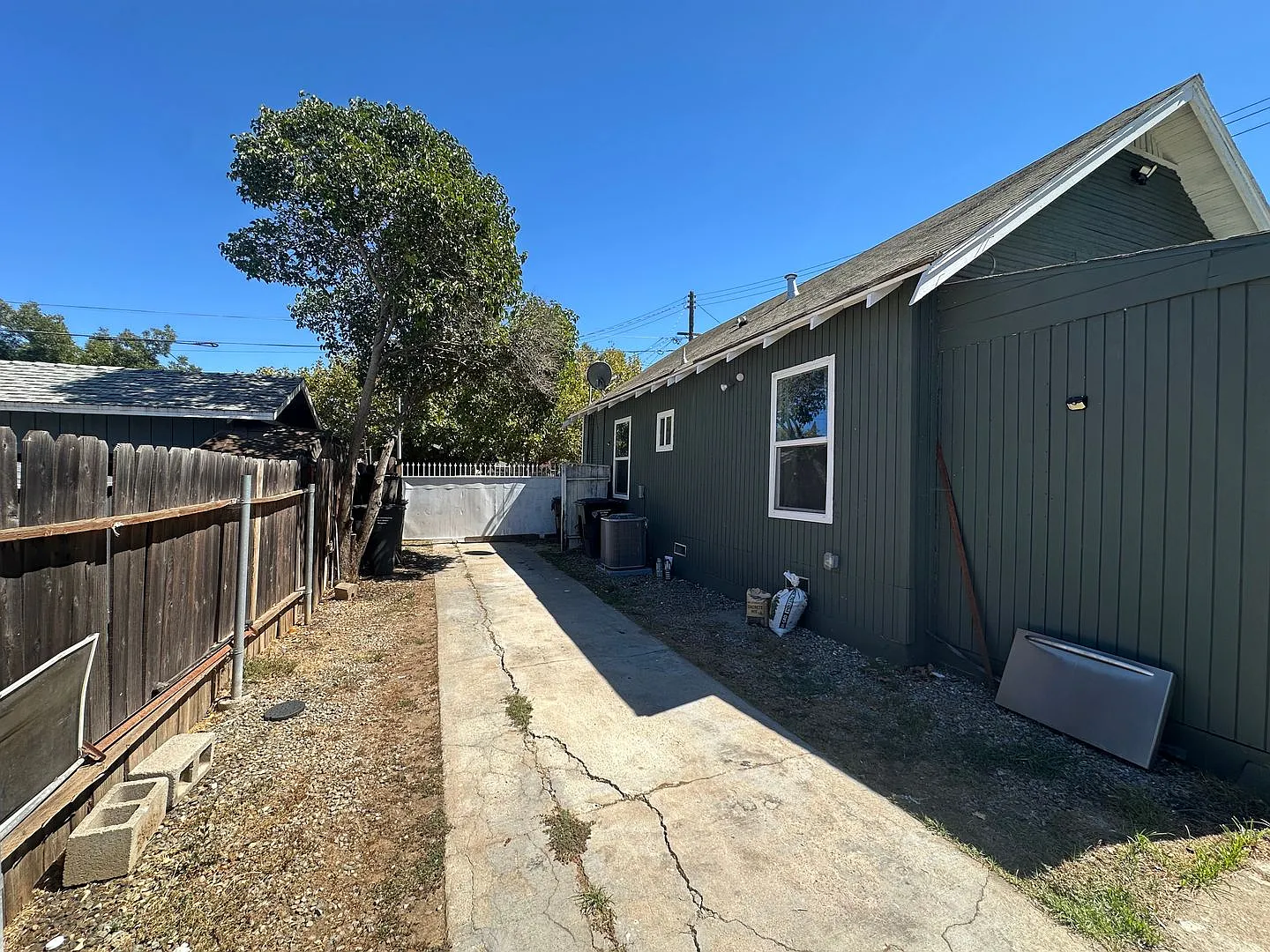 Spacious 2br + Bonus Room | Large Yard & Extra Storage — Photo 4