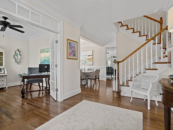 5th image of 127 Applewood Dr