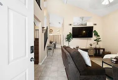 4 bed, 2.5 bath, 1752 sqft, $6,200 — Photo 2