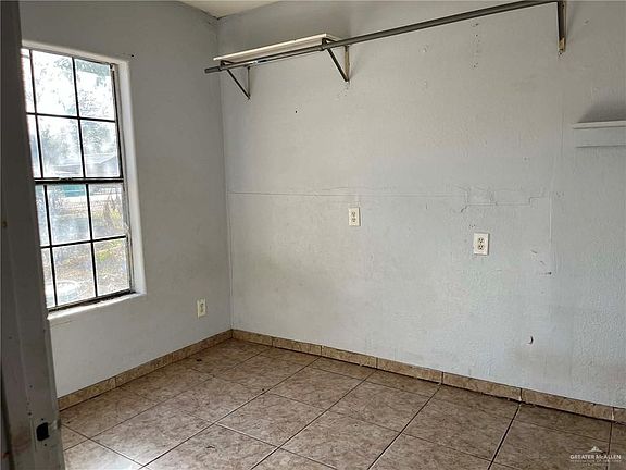 2nd image of 214 S Mesquite St