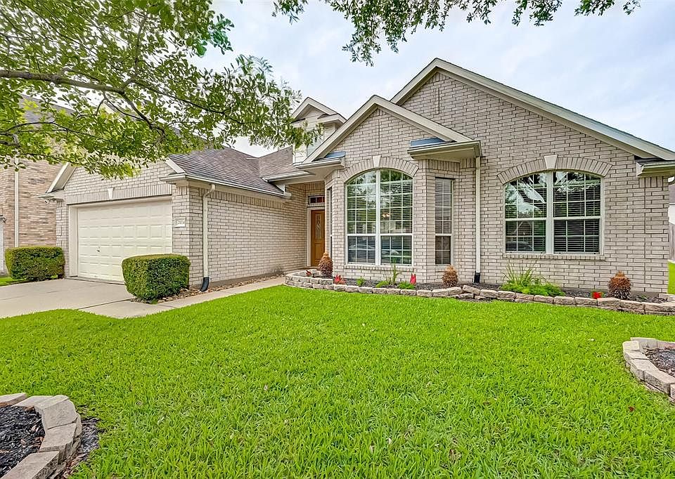 Charming 1-story home nestled in the established neighborhood of White Oak Falls!