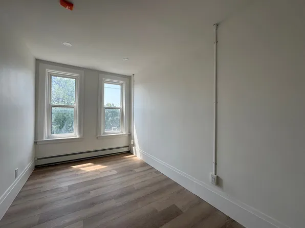 74 Shepherd St W, Windsor, ON
