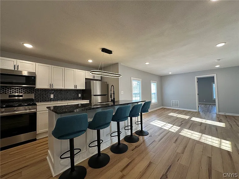 408 E Laurel St — Photo 5