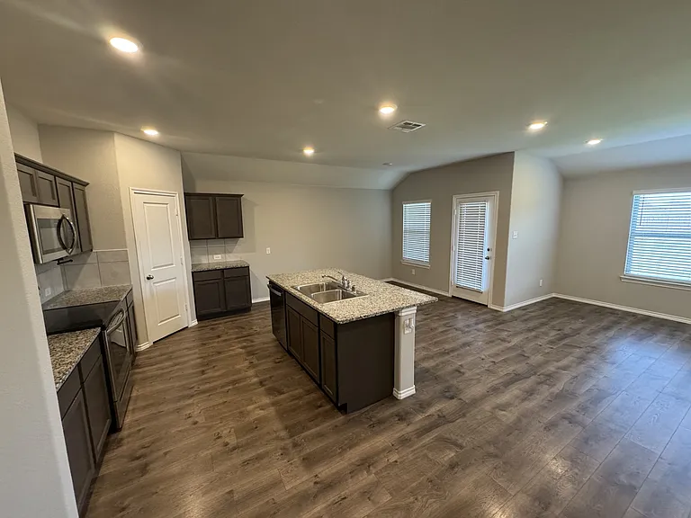 929 Alton Dr — Photo 8
