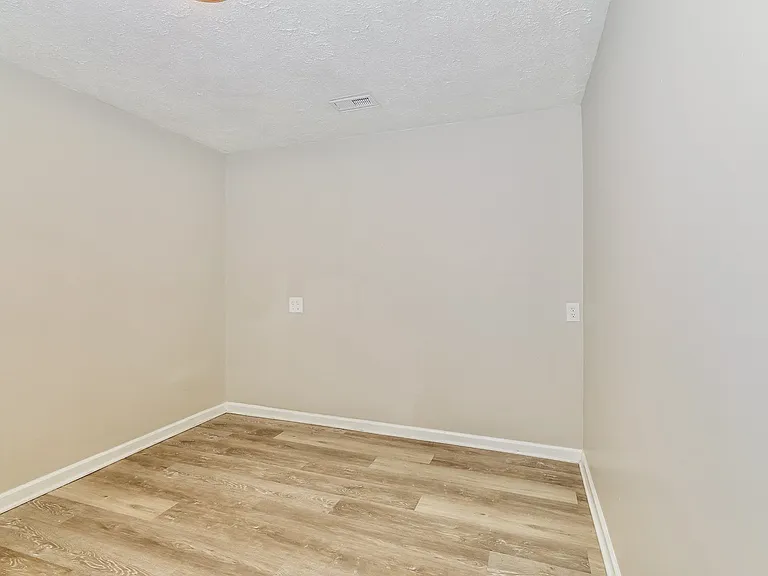 1493149_026_bedroom_13427610.jpg