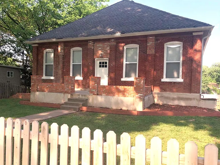 806 N Broadway, Leavenworth, KS 66048