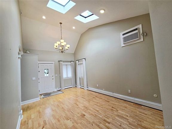 5th image of 104 Choir Ln