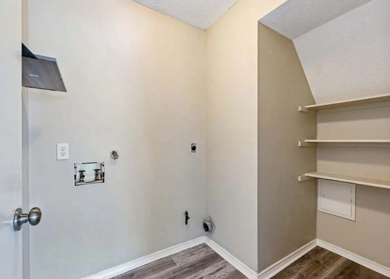 3 bed, 2.5 bath, 1909 sqft, $1,695 — Photo 1