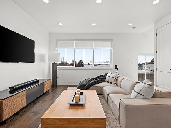 3rd image of 4686 S Grosvenor Ct