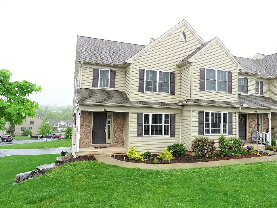 3 bed, 2.5 bath, 1429 sqft, $1,750 — Photo 1