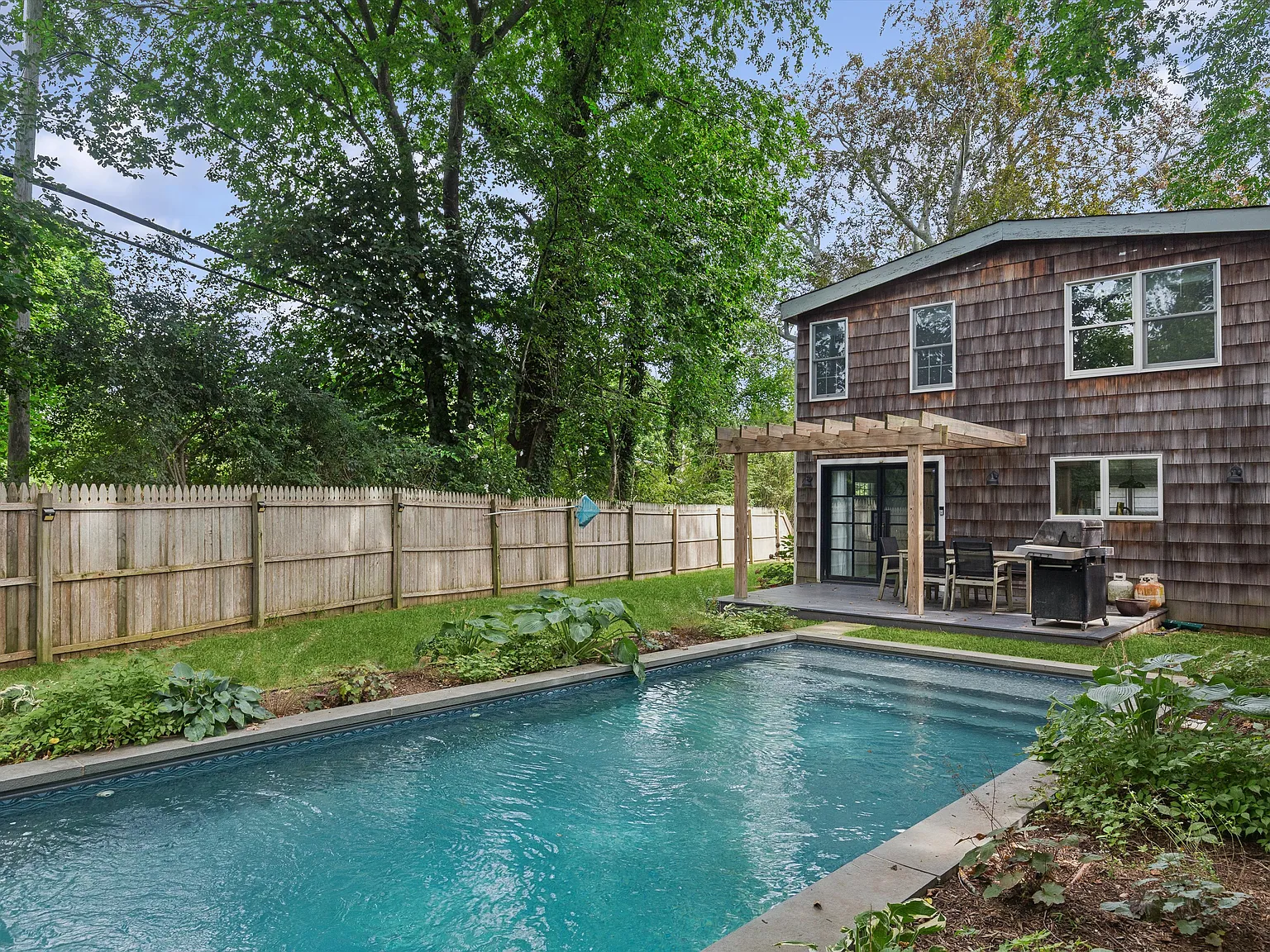 Bridgehampton Village Proximity | Year-Round Luxury Residence — Photo 2