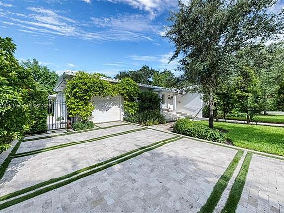 2nd image of 919 Granada Groves Ct #0