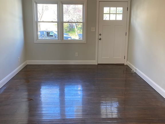 3rd image of 180 Seabreeze Ave