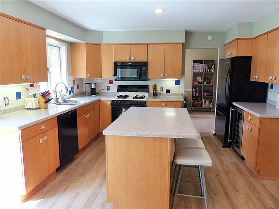 4th image of 49 Eaglewood Cir