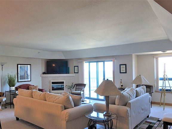 4th image of 415 N Lake St Unit 503