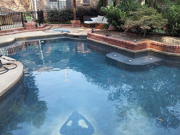 Gunite swimming pool