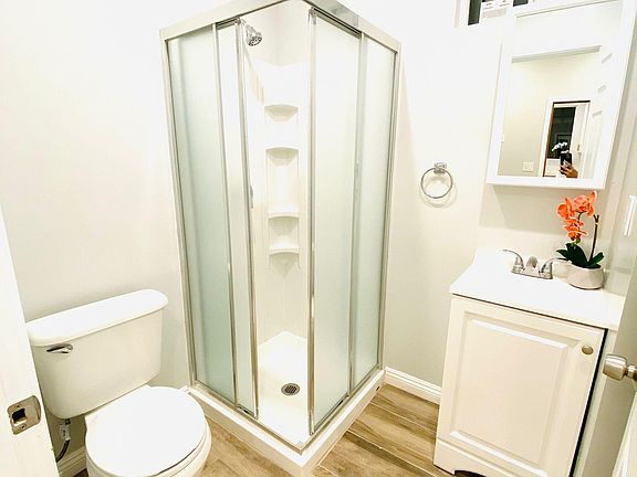 3rd image of 1032 W 39th Pl #130