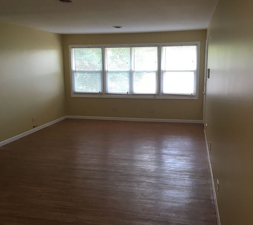 2nd image of 914 Parkwood Dr APT 2E