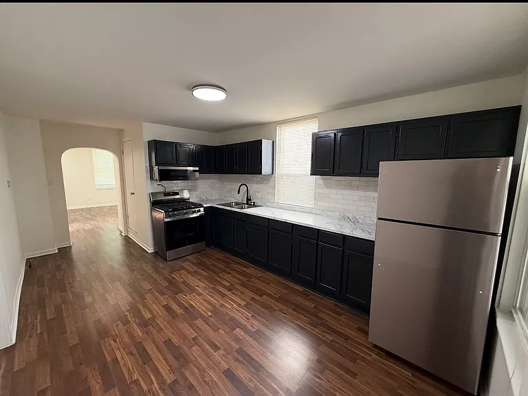 1617 W 38th Pl — Photo 3