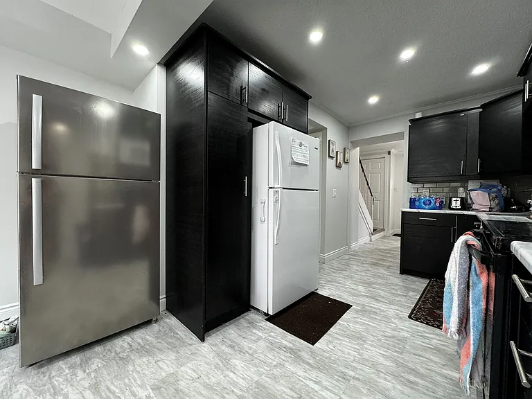 121 University Ave E #2 — Photo 6