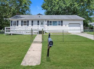 15 Pinelawn Ave, Farmingville, NY 11738