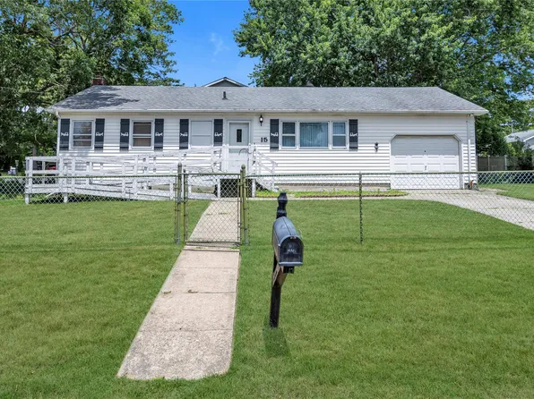 15 Pinelawn Avenue, Farmingville, NY 11738