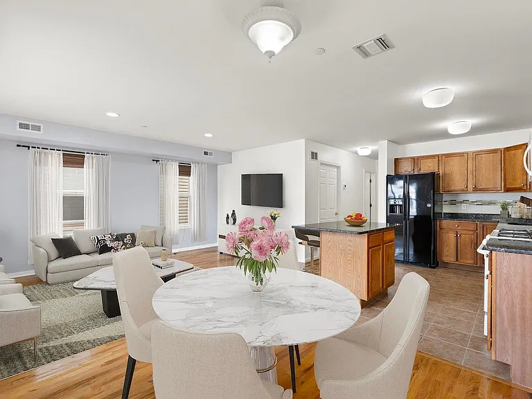 117 Logan Ave — Photo 3